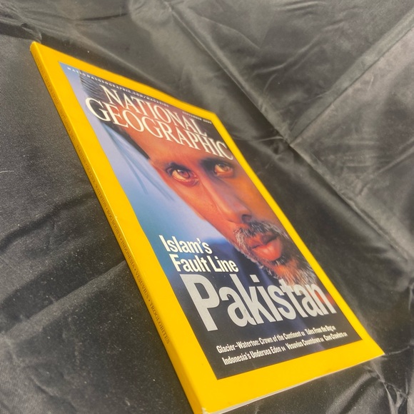 National Geographic Magazine September 2007 “ Islam’s Fault Line Pakistan “ - Picture 4 of 7